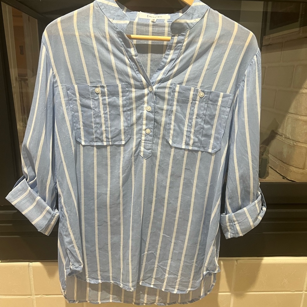 Eden & Olivia Tunic Top Size Medium Lightweight blue and White
